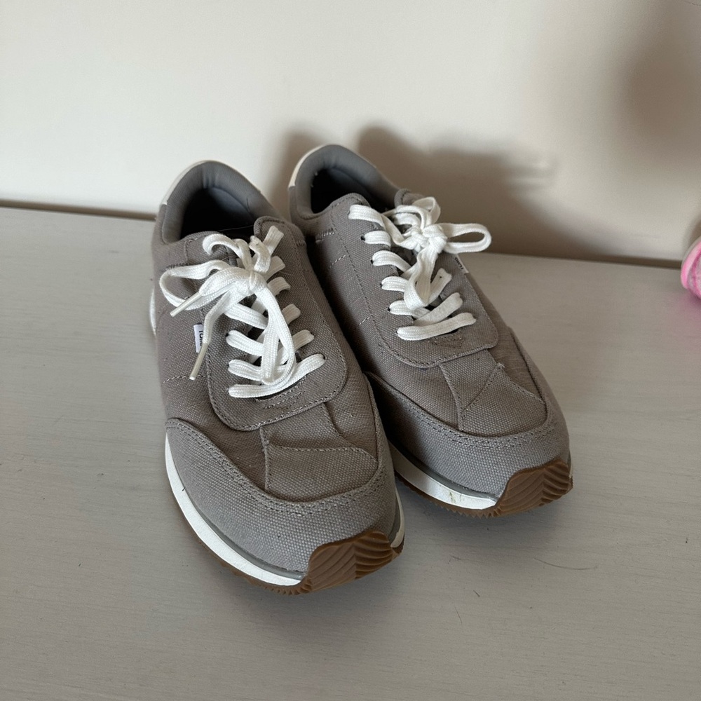 Tom’s Gray Sneakers with White Laces